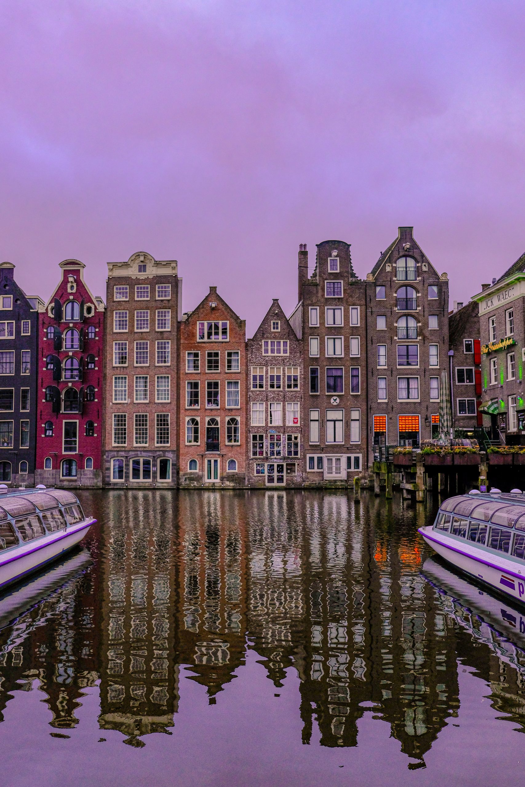 des-batiments-d-architecture-eclaires-a-damrak-au-lever-du-soleil-a-amsterdam