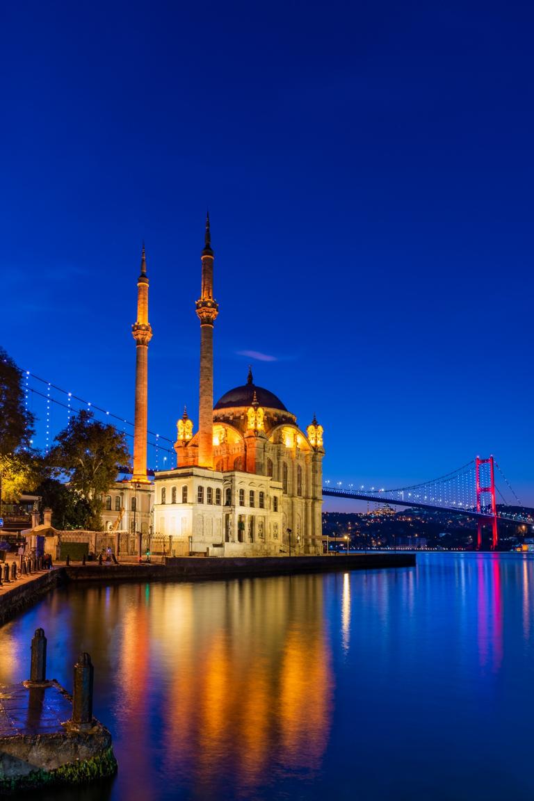 ortakoy-istanbul-turquie-mosquee-d-ortakoy-et-pont-du-bosphore-vue-du-lever-du-soleil-du-pont-des-martyrs-du-15-juillet_resized