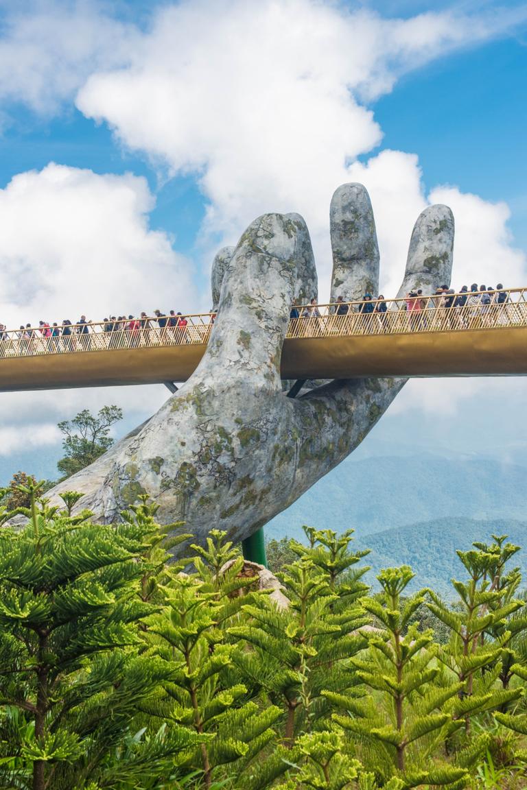 resized_une-belle-vue-sur-le-golden-bridge-situe-dans-le-parc-sunworld-ba-na-hills-da-nang-vietnam